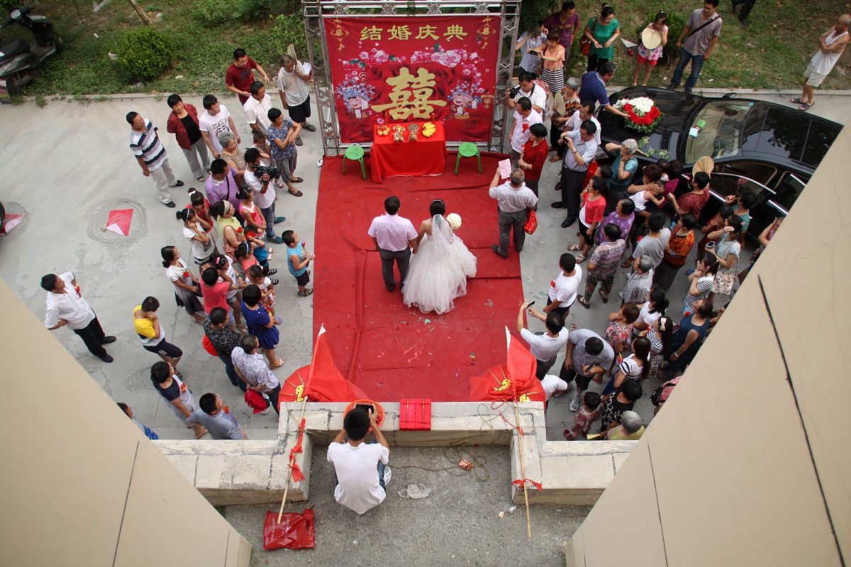 以如何处理婚礼中的紧急突发事件和应对方法为题写一篇杂谈要贴近口语化语言生动避免重复用句写成文章不要一条一条罗列四五百字即可