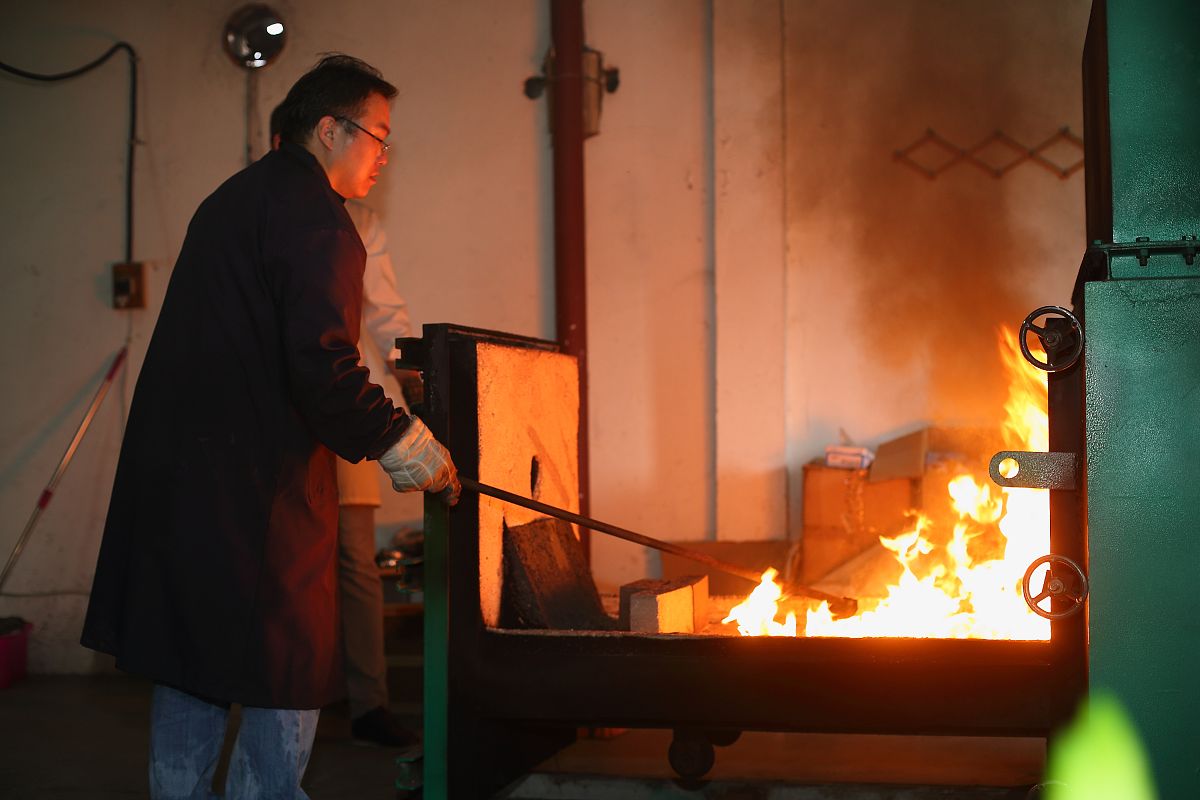 idea：建立宠物殡仪馆品牌系列。我们跟医院进行合作利润也与医院分成在宠物去世后殡仪馆承接宠物的后事开设纪念品制作、火化处理过程的公开 主人可选择是否参与。同时搭建一个网站里面可以供主人分享自己与宠物的故事 照片等内容也可以方便主人之间的交流。另外我们可以拿出利润的一部分用来投喂流浪小动物等做公益事业增加品牌的知名度和提高信誉。这是什么商业模式