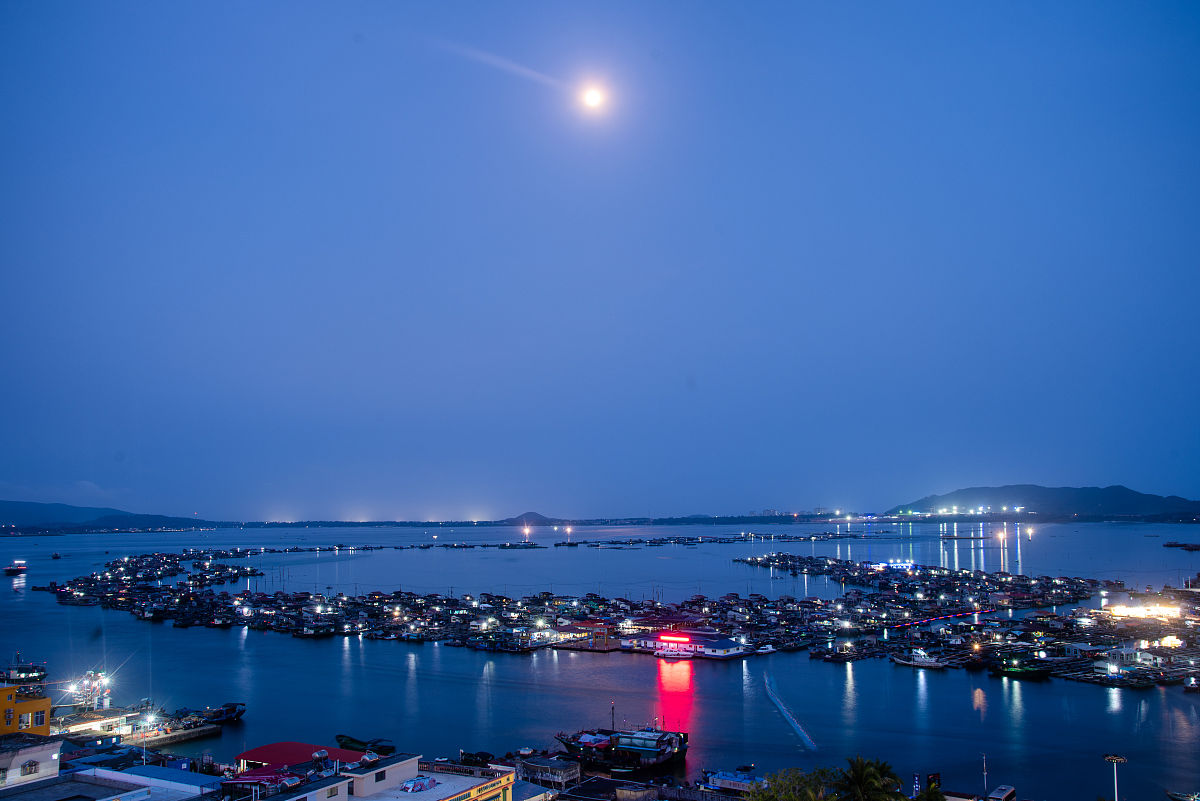 2021年03月27日,海南陵水黎族自治县,夜色中的疍家渔排.