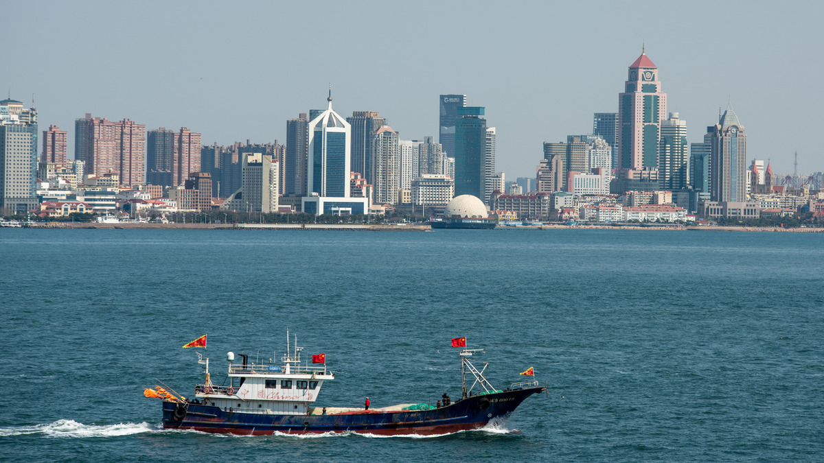 2016年4月5日,青岛港,地中海,长荣等油轮往来穿梭,