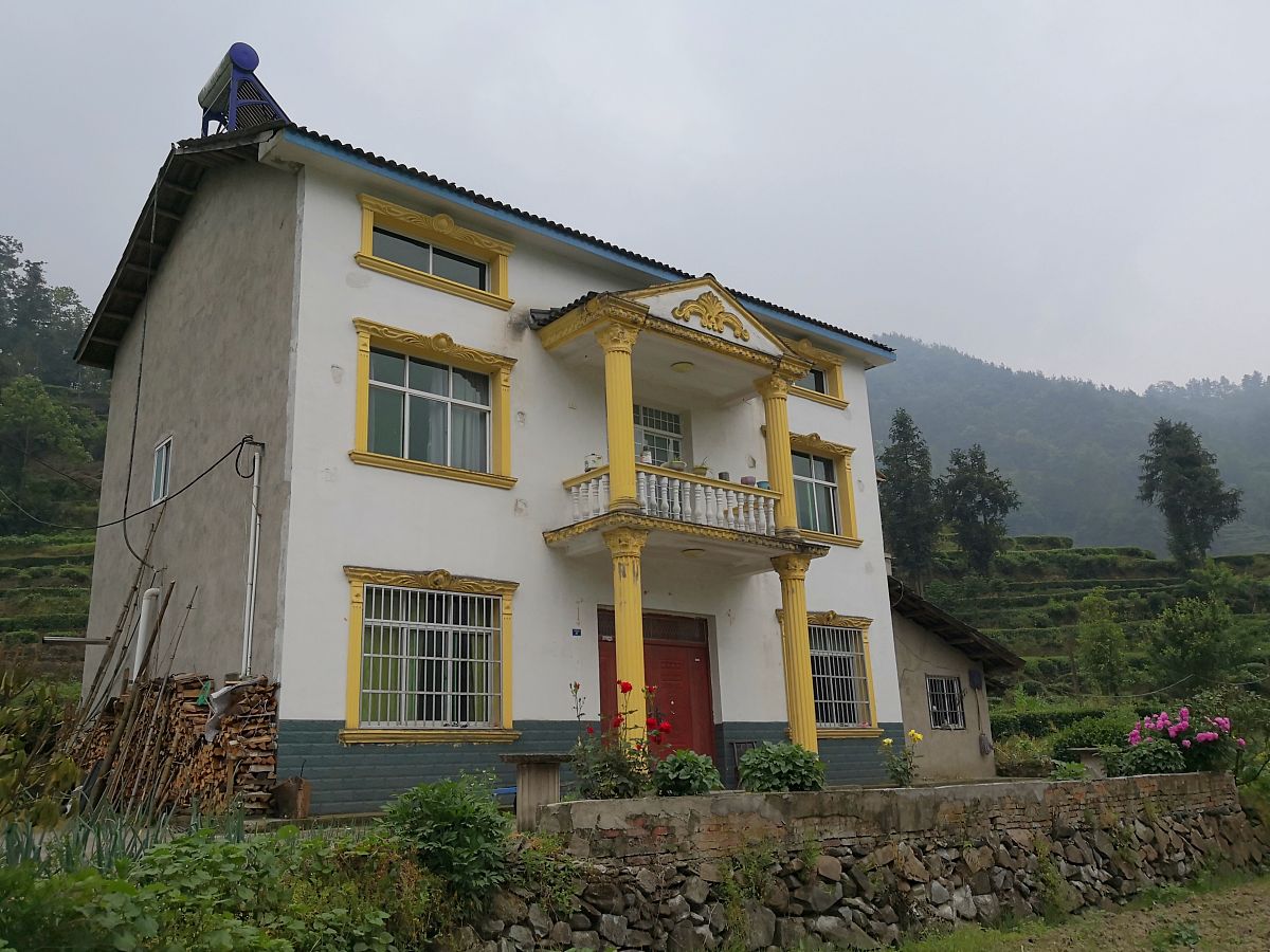 三清山引浆畲族村优美建筑，南北朝向，流水环绕