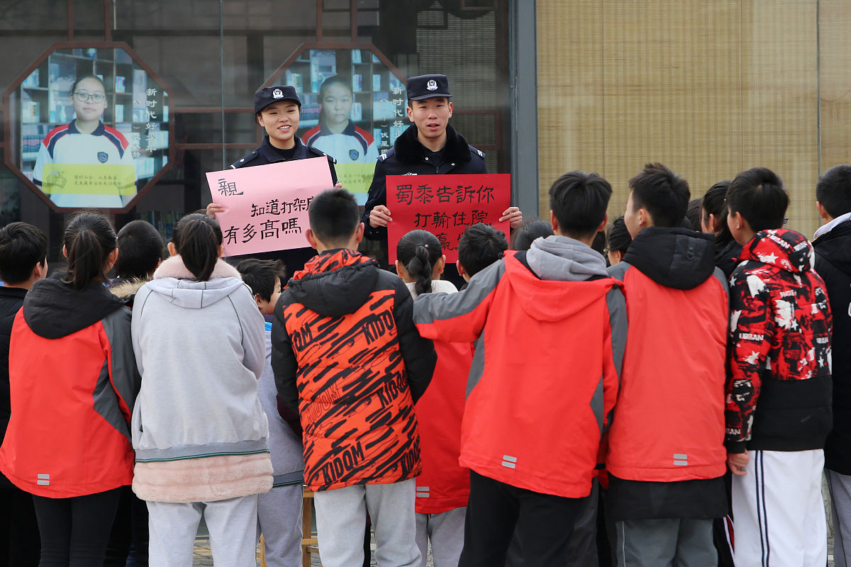 校园文化标语：信念梦想，点燃青春奋斗
