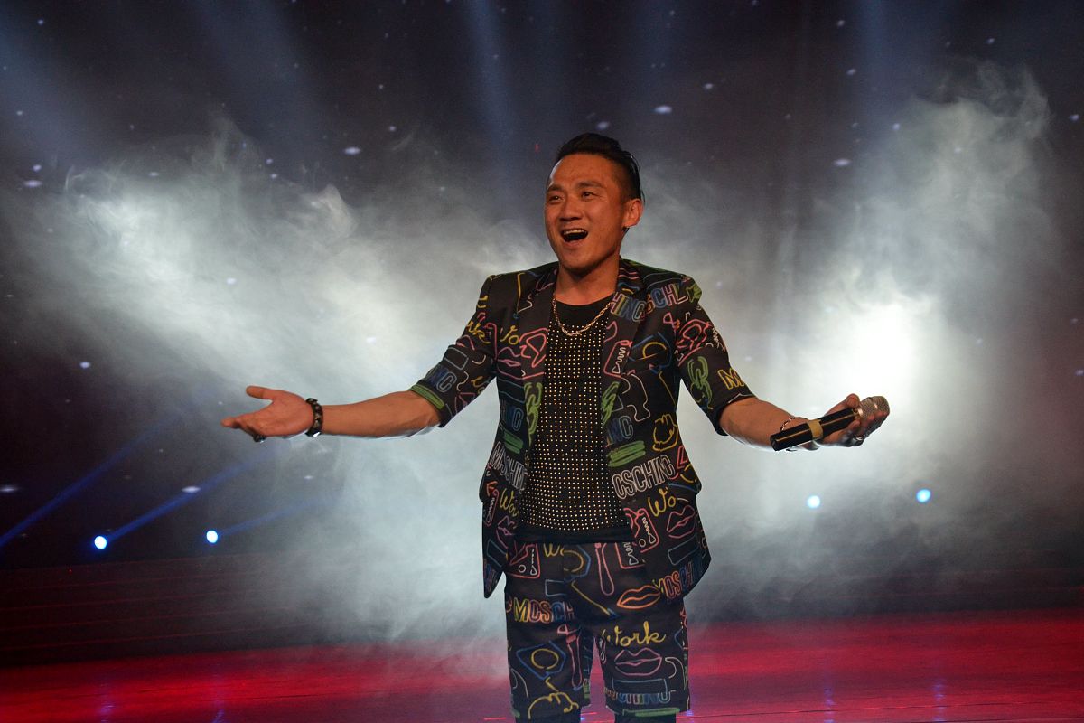 写一首表达冒险情绪的中文摇滚歌曲歌曲表达的主题为和平歌词结构为verse1、verse2、Pre-Chorus1、chorus1、chorus2、verse3、verse4、chorus3、Bridge1、chorus4并确保chorus1、chorus2、chorus3、chorus4、verse5、Pre-Chorus2、chorus5、Bridge2、歌词不重复每段歌词结尾使用中文aiwai