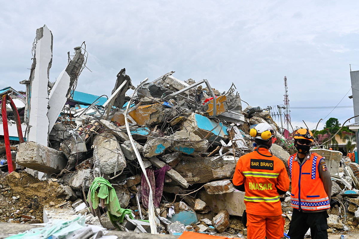 当地时间2021年1月17日,印度尼西亚马穆朱,救援队持续进行救援工作.ma