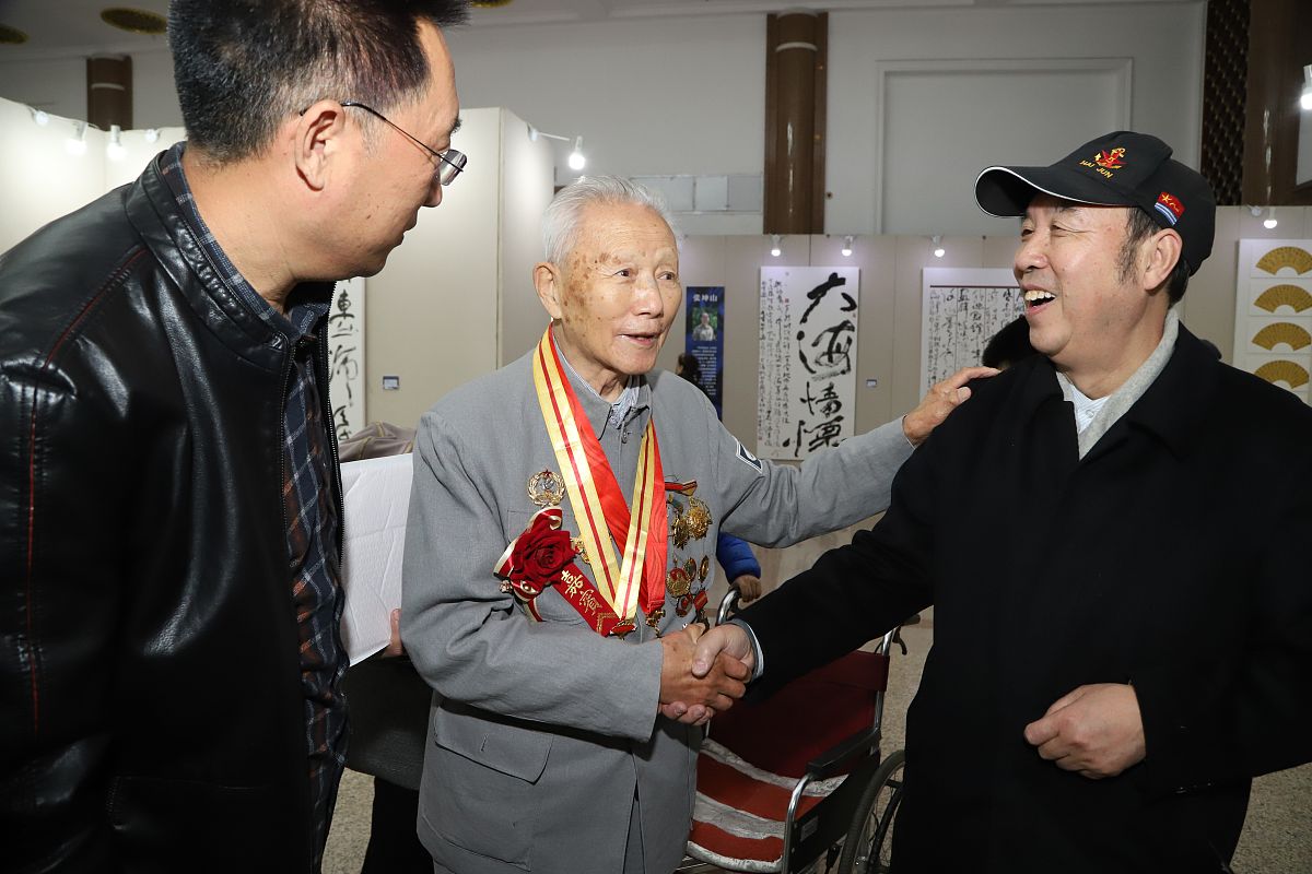 2021年12月5日,北京,94岁高龄的八路军老战士张舞原亮相"大海情怀 海