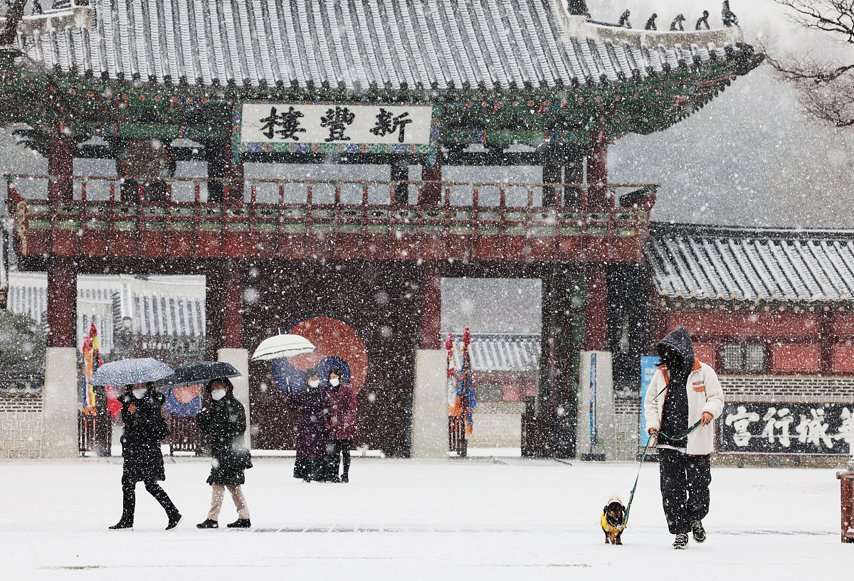 韩国京畿道水原市,当地迎来降雪,雪中的<strong>世界</strong>文化遗产华城别具韵味