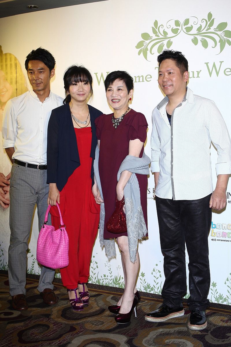 2012年8月11日,台北,37岁的路嘉怡与制作人汤宗霖大婚,在喜来登饭店补