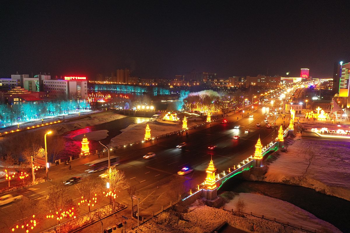 2021年2月26日,是元宵佳节,当晚,新疆博乐市主要街道上彩灯绽放,绚丽