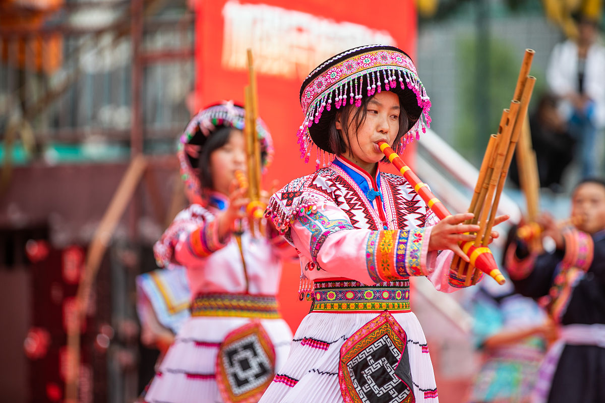 2021年6月9日,贵州省毕节市民族中学,学生在毕业典礼上表演节目.