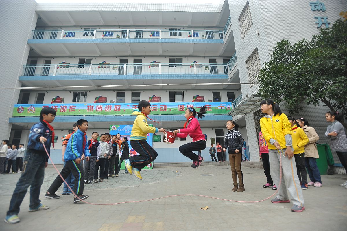 2013年11月22日,在武汉三角路小学举行"奇奇欢乐校园行"——趣味运动
