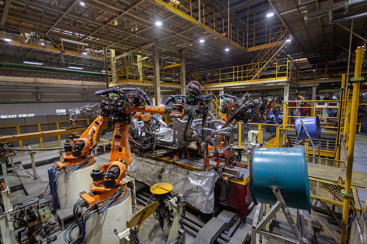 请扩写国家推动新能源汽车发展战略 部分电动汽车零部件企业技术实力需要借助整车厂的开发资源 共同开发新技术。 此外 传统燃油零部件企业迫切寻求产业转型 希望进入电动汽车这个巨大的消费市场 愿意同整车厂同步技术开发 共同推进核心技术的突破 这是整车厂技术整合的巨大机会。