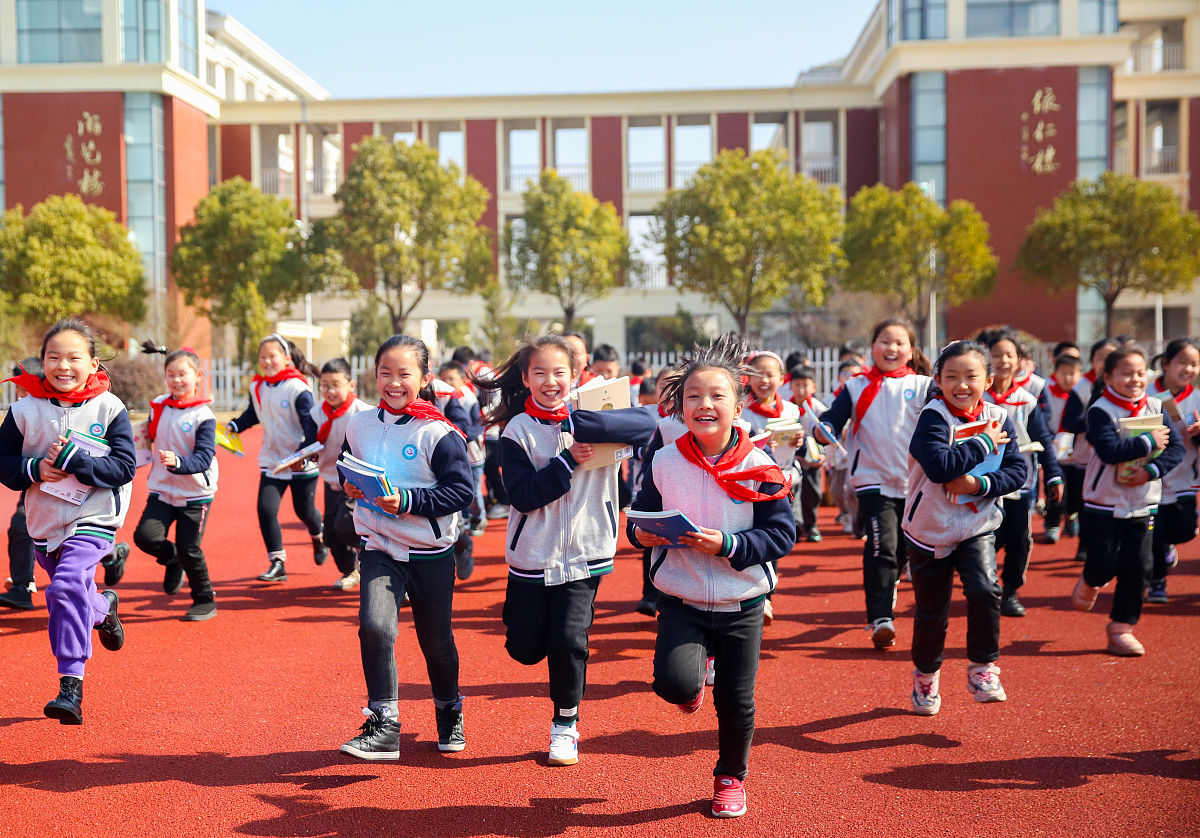 2021年3月2日,在江苏南通如皋市长江镇永平小学操场上,学生们挑选到自