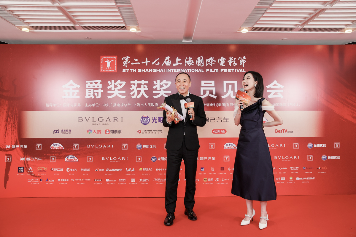 张士新媒体精英颁奖典礼 商户代表致辞 感谢张士灯具城对数字化经营的推进 感谢张士灯具城对抖音达人的大力支持 利用短视频和直播的自媒体渠道 做好宣传工作 做线下引流