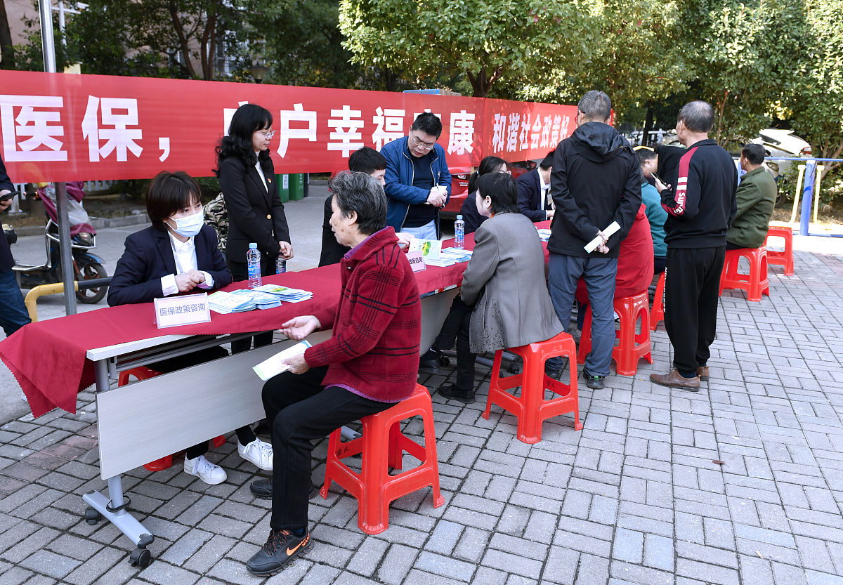 通过对阿城区的调查我们了解到新时代提高保障和改善民生水平的主要内容包括：1加大教育投入提高教育质量促进人才培养；2加强医疗卫生体系建设提高医疗水平保障人民健康；3加强社会保障体系建设提高社会保障水平保障人民基本生活；4加强住房保障提高住房保障水平促进居民安居乐业。这些措施的实施对于提高人民的生活水平促进社会稳定和谐具有重要的现实意义。4 新时代加强和创新社会治理的新理念和新举措在调查过程中我们还了