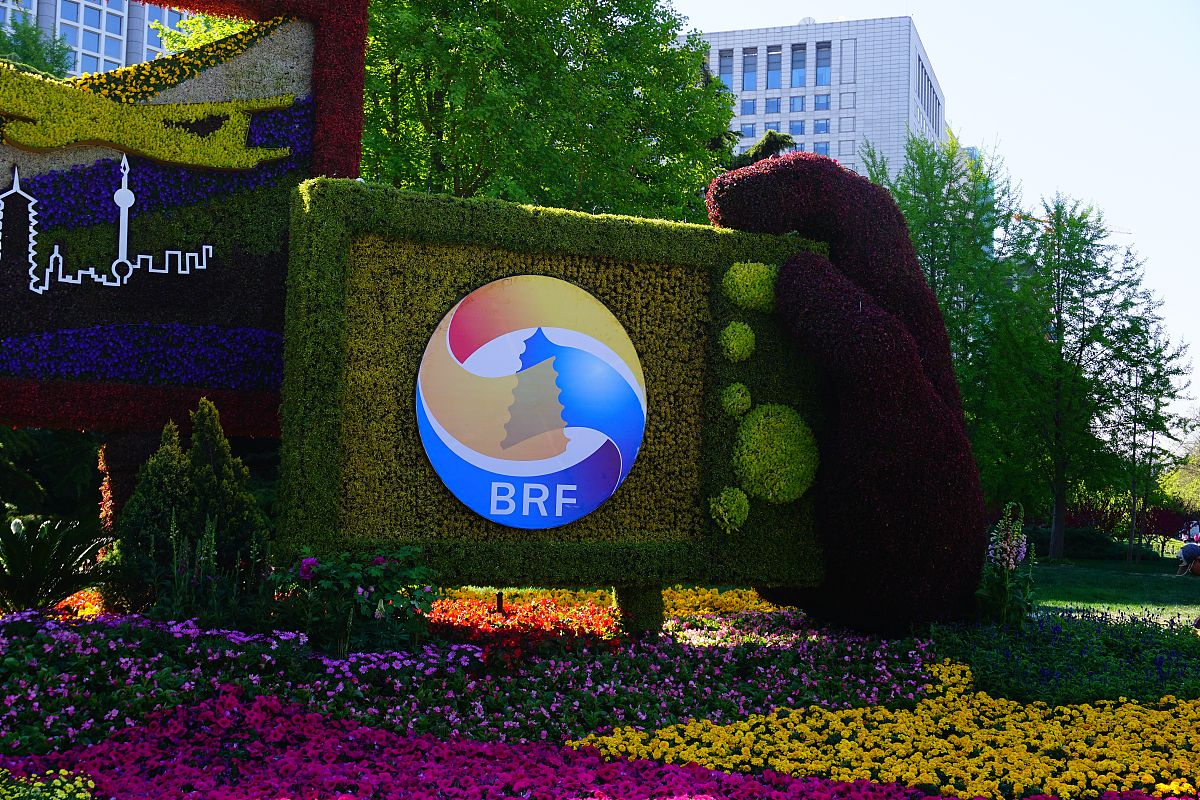 2019年4月14日,北京,近日,在朝阳门桥东南角,园林工人在布置主题花坛,