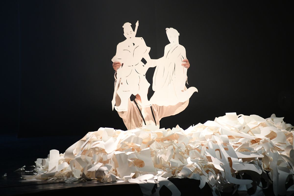 请增加以下文字有依有据不胡编乱造至少3倍：31超现实主义派与绘画艺术 32 超现实主义派与雕塑艺术 33 超现实主义派与文学创作