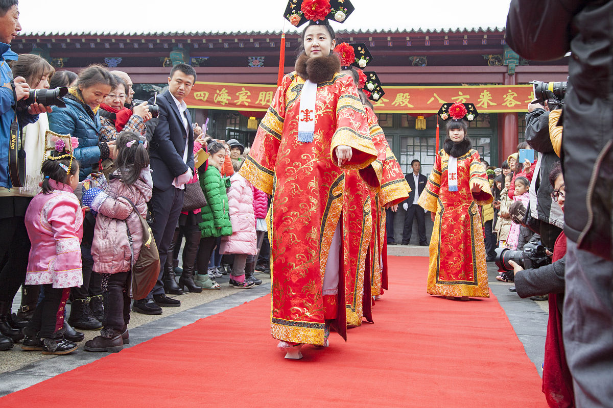  2016年11月12日,游客在吉林市满族博物馆与格格们喜过"颁金节".