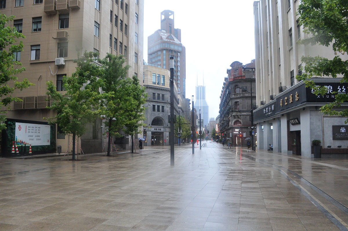 2021年7月25日,受台风"烟花"影响,上海风雨交加,南京路步行街游人稀少