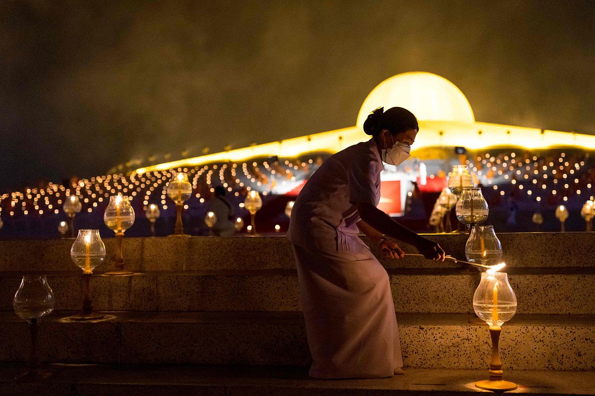 当地时间2022年2月16日,泰国巴吞他尼府,泰国僧侣在法身寺(wat dhamma