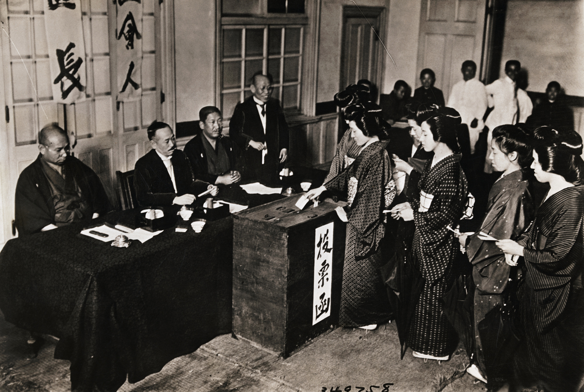 第二次世界大战后的日本许多只具备第三等资质即聪明才辩型的人物纷纷登上领导岗位。头脑聪明、口才好、有知识、有专业能力的人受到重用而人格厚重、具备第一等资质的人却不被看重反而遭到冷遇。这几年来频繁出现的许多单位的舞弊事件再进一步说导致今天社 会道德败坏的根本原因我认为就在于那些虽有才气但缺乏领袖资质 的人物占据了领导岗位——就是一批缺乏内在的精神规范和道德基准的 人缺乏厚重人格和深刻思想的人在掌权执政