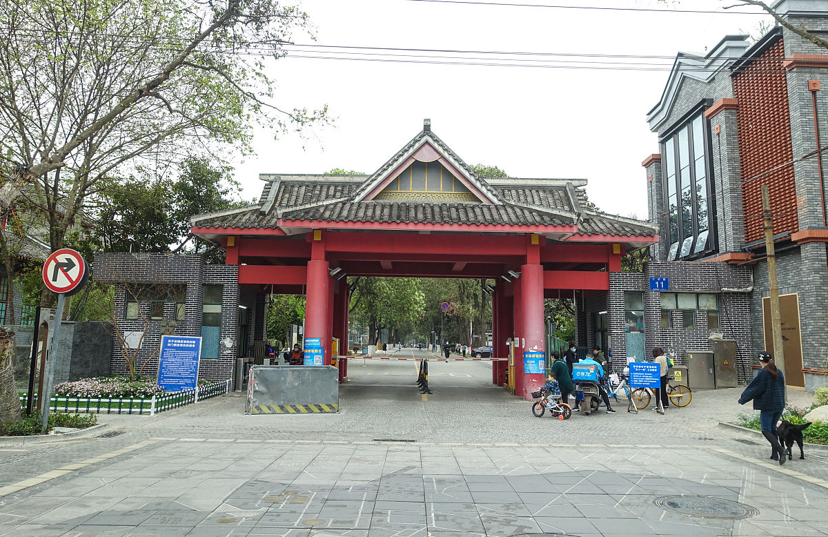 昆明航空旅游学校报名咨询：华西学校在哪？