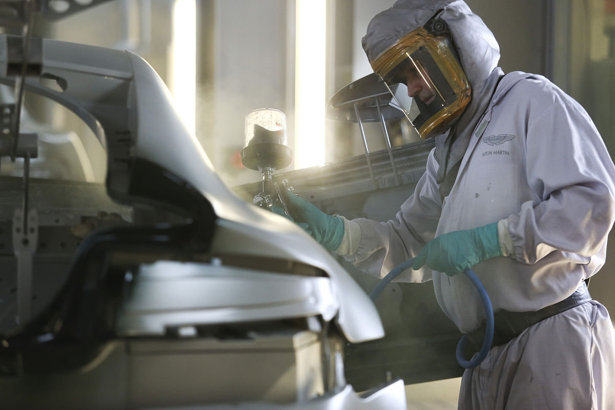 Only people wearing protecting__ may enter the room请完成句子单词以c开头