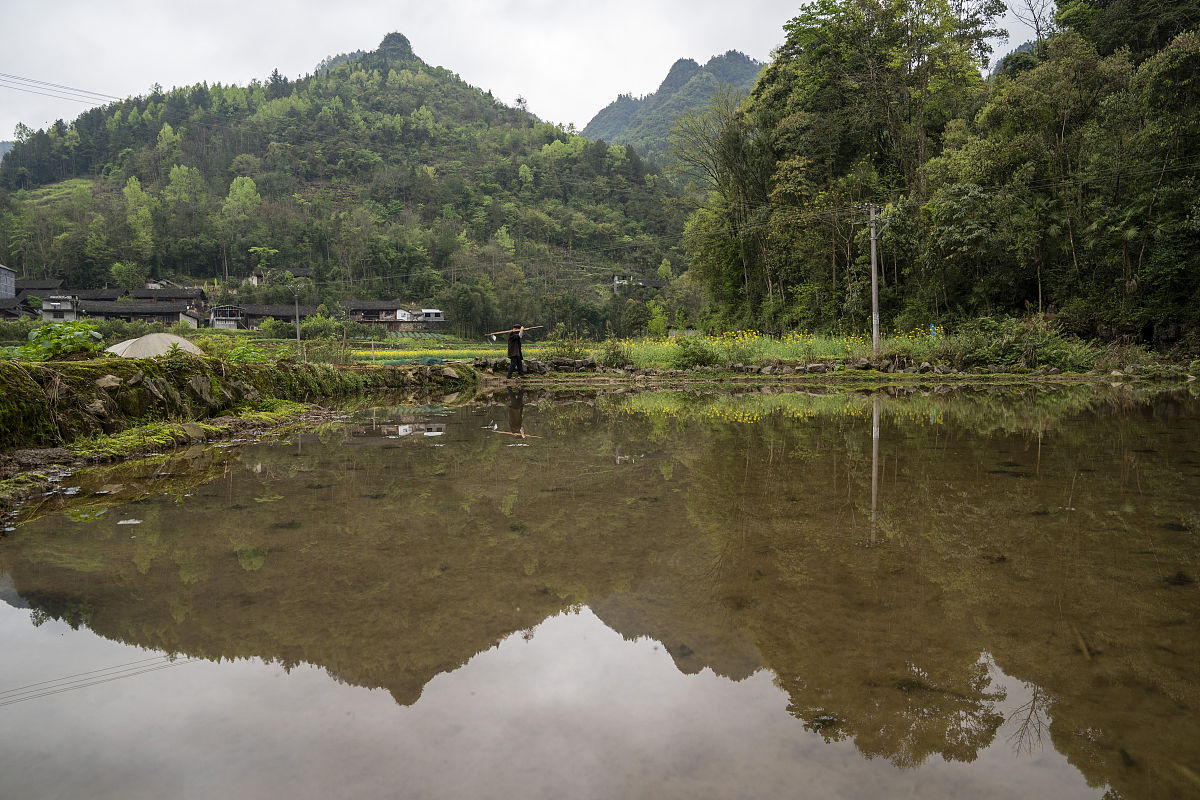 帮我修改优化这篇广播剧脚本使它的情节更加生动逻辑更强未建成的鱼场——恩施州生态环境局宣恩县分局执法微广播剧兄弟酒桌谋鱼场 欢天喜地始丈量大张旗鼓搞修建 罔顾劝诫破栏网巡检执法常态化 环境违法抓现场普法告知方悔恨 人人守法好榜样第一场：兄弟酒桌谋鱼场 欢天喜地始丈量人物：余大龙 余小龙 小儿子场景：余大龙家中餐厅剧情简介：宣恩县龙洞水库村民家中余大龙与其弟余小龙喝酒聊天聊到门口水库资源盘算谋划修建鱼