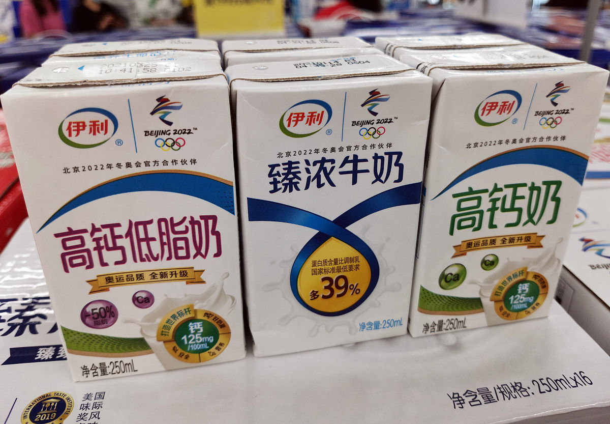 度在20分钟之内从38C下原奶通过管道传送到原奶储存罐传送过程中牛奶的温降到100原奶储存罐再将牛奶温度从10°C降到1~4C。牛场检验人员进行微生物、理化检验后牛奶又从原奶罐通过管道输送到终端奶罐经再次检验牛奶从终端奶罐通过管道输送到奶槽车由奶槽车将牛奶运往工厂运输过程中奶槽车将牛奶温度始终保持在1~4°C。奶槽车到加工厂经抽检后将牛奶用管道输送到储奶罐再次对杂菌抽检合格后再将牛奶通过管道传送到