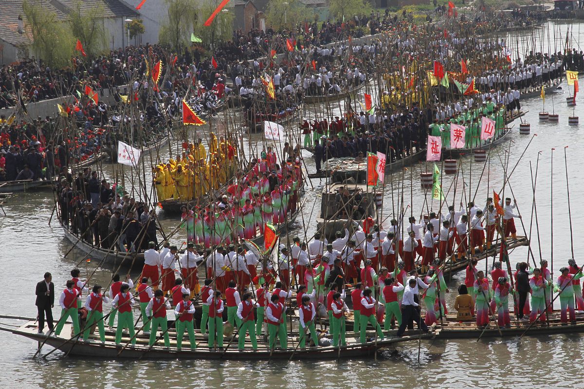端午雨天九龙湖龙舟竞渡诗
