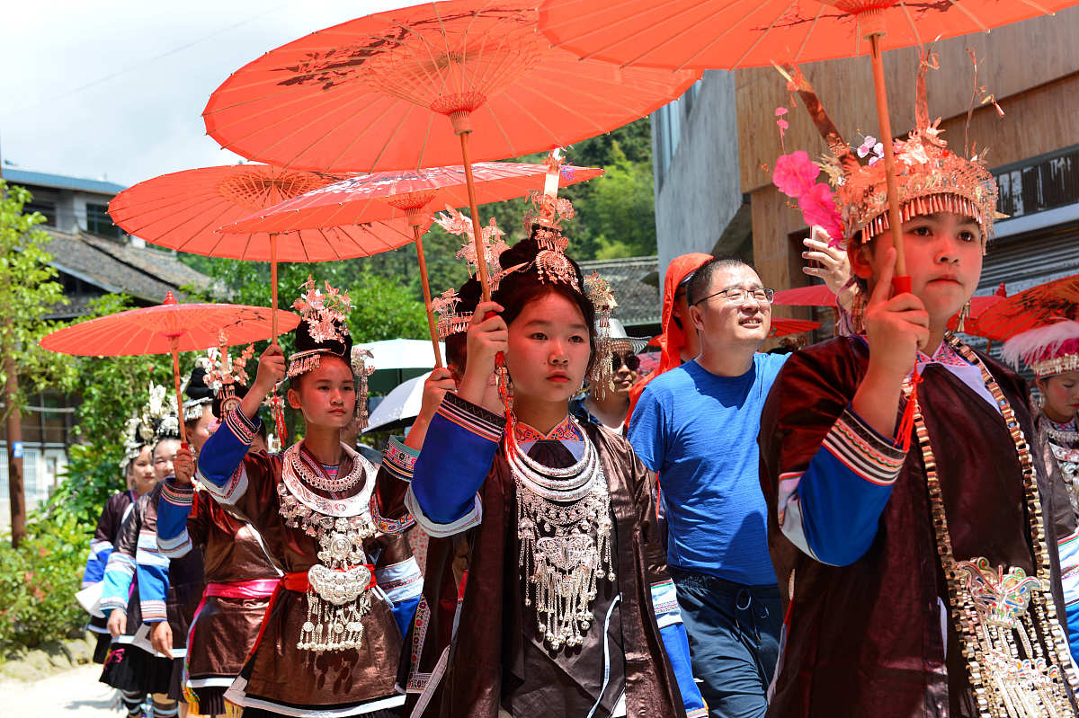 2021年5月3日,贵州黔东南,黎平县肇兴镇纪堂村村民在展演侗族民俗活动
