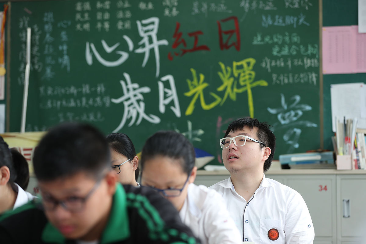2018年6月4日,浙江省宁波二中,高三的同学在进行最后的紧张复习中.(宁