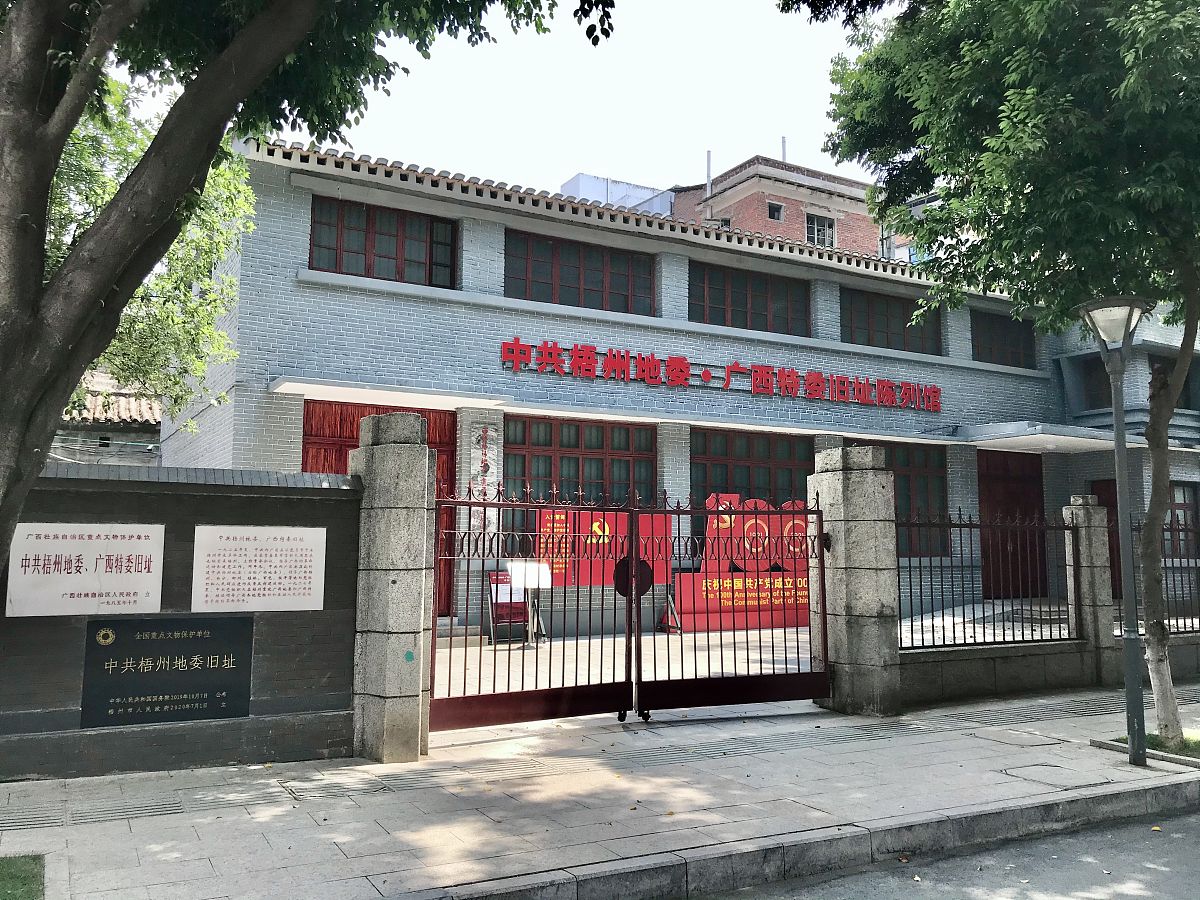 农业农村部经济研究中心来我镇开展革命老区项目调研根据下文写一篇新闻稿今天9月8日上午农业农村部经济研究中心何安华处长和习银生研究员来到我镇开展革命老区乡村振兴示范区项目调研工作。区农业农村委副主任黄卫峰、建设镇副镇长顾丽丽陪同调研。座谈会上调研组一行与党委书记陈群、副镇长顾丽丽、相关村负责人对革命老区乡村振兴示范区项目进行了深入交流与会人员就项目的发展情况、存在的问题和需求进行了深刻讨论。何安华充