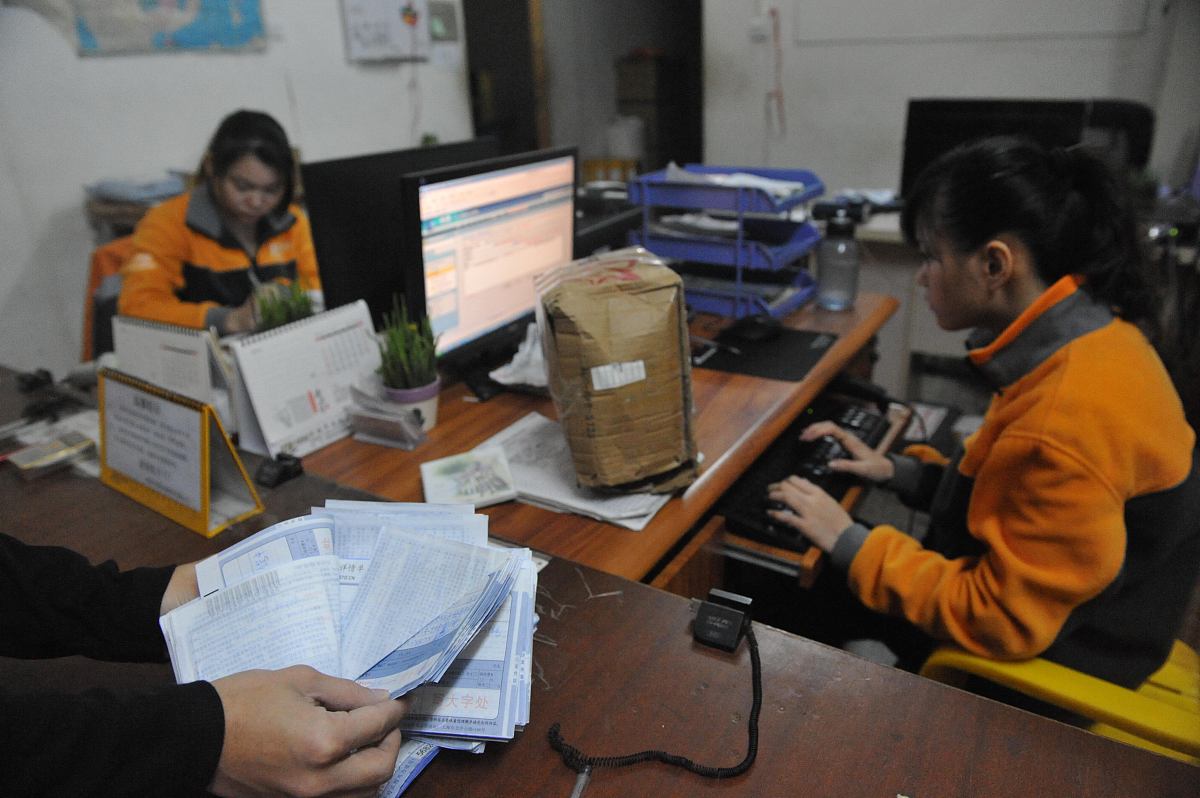 写几篇分享文章关键词：信息技术、办公软件及设备使用、保养、维护等