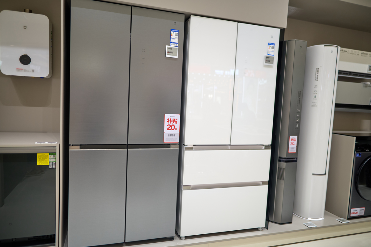 所以今天卡萨帝除了冰箱以外我们的卡萨帝的洗衣机、空调、厨电一系列的产品每一台都是精品都是原创科技。但是今天我们光做到产品的极致引领还不可以因为今天消费者在改变当z时代青年正式登上历史舞台的时候他们需要的是一站到位一次就好所以他们对生活场景的需求远远高过我们过去的认知所以生活场景需要成套设计。卡萨帝在产品升级的维度上继续前行我们推出了一系列的指挥家鉴赏家光年以及银河的完美的成套系的产品能够与家居风格