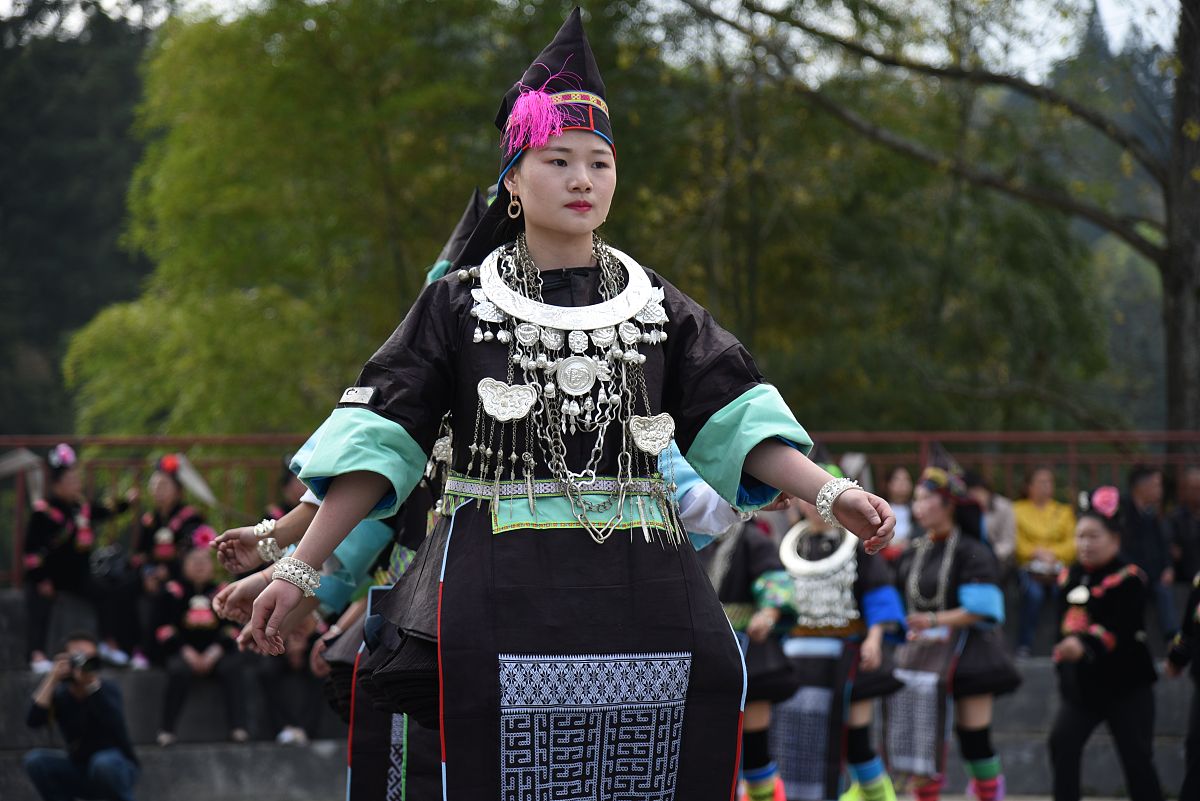2019年4月6日,在贵州黔东南榕江县两汪乡空申苗寨,苗族女同胞穿超短裙