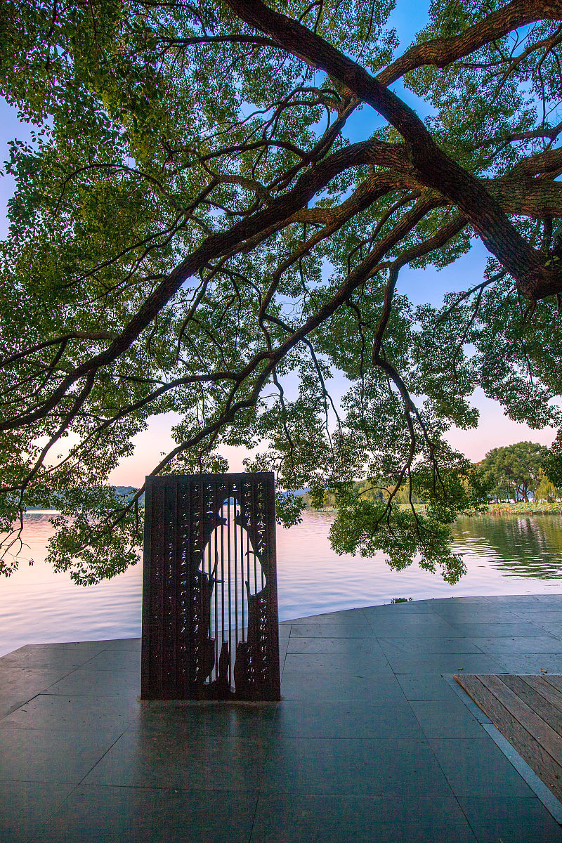 西湖电瓶车游览攻略 路线用210字帮我详细描述