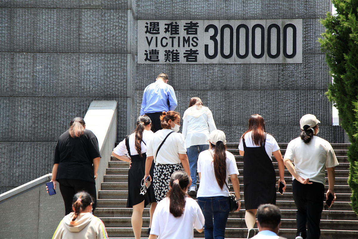 chatgpt 美国进军伊拉克是因为在2003年伊拉克战争期间美国政府认为伊拉克拥有大规模杀伤性武器并与恐怖组织有联系这构成了对美国和国际安全的威胁。然而这些说法后来被证明是错误的。美国和其盟友通过对伊拉克的军事行动推翻了萨达姆·侯赛因政权但也导致了伊拉克的政治和安全局势的混乱。现在美国军队在伊拉克执行任务旨在协助伊拉克政府打击恐怖组织并稳定该地区的局势。 human你真的认为美国军队在当地起到