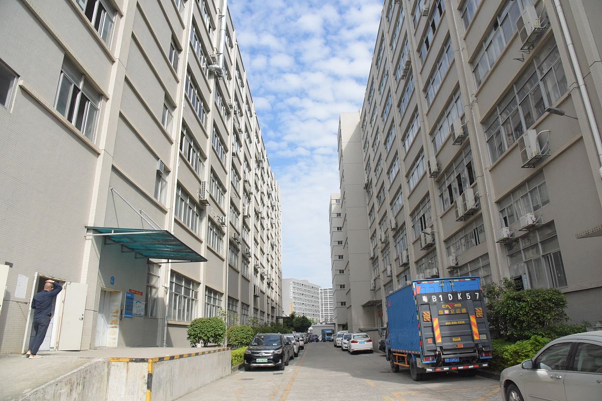 美好食品厂与居民楼挨着由于最近出现难闻的气味居民投诉想缓和关系开展三场活动中秋节即将来临围绕以上内容想出一个大标题及三场活动方案及流程