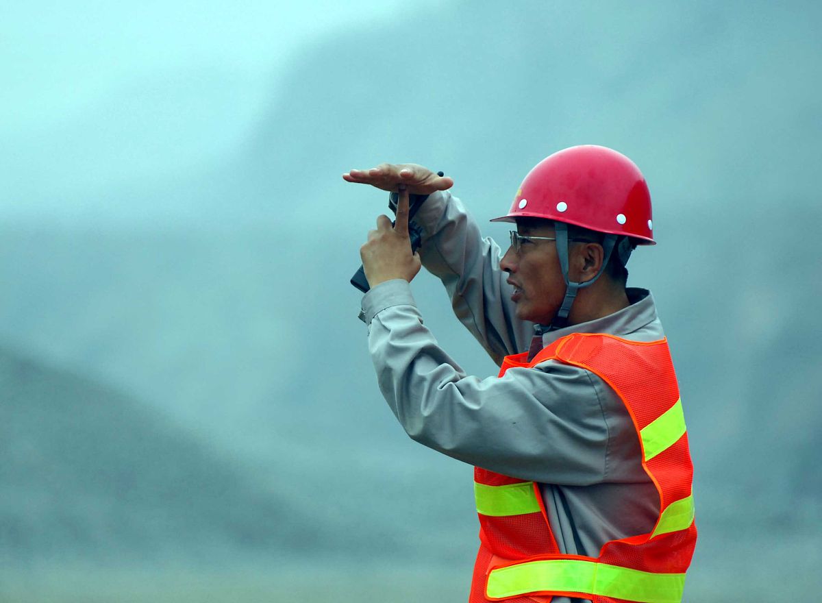 在《为己杂谈》中谈到怎样做人要做什么样的人时他说人首先要做到被别人接受被社会接受被社会认可并能给别人以帮助带来好处给社会带来利益做出一定贡献这样才是一个有作为有用的人。从上述语言不难看出人生的意义在于奉献。出生成长死亡一个人一辈子是碌碌无为浑浑噩噩地趟过还是有所建树名留人心地走过民间有句俗语人过留名雁过留影。也就是说人生要有意义这样才不枉过此生。毋庸置疑只有奉献的人生才是有意义的人生。古今中外有多