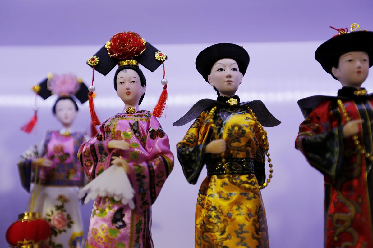 2015年12月13日,北京,北京后海街头的"京味"小饰品.