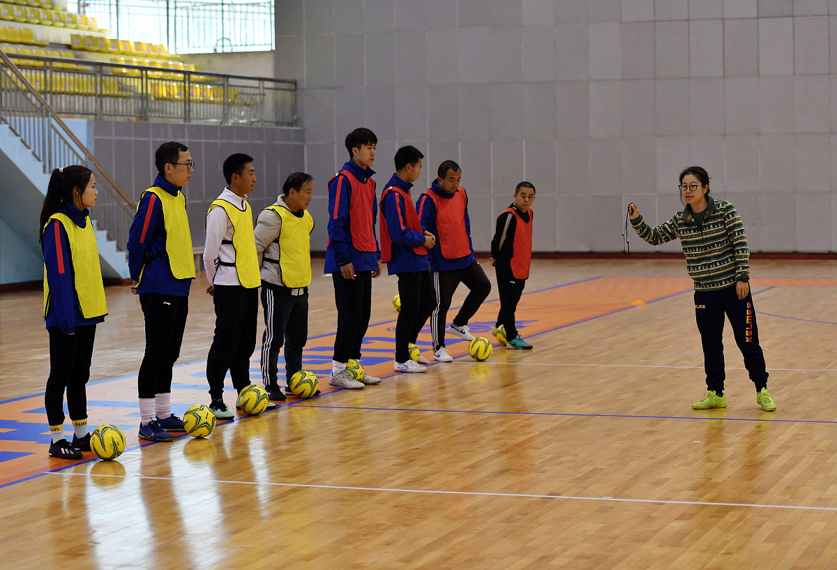 小学生颠气排球教学内容分析 - 提升协调能力和团队合作精神