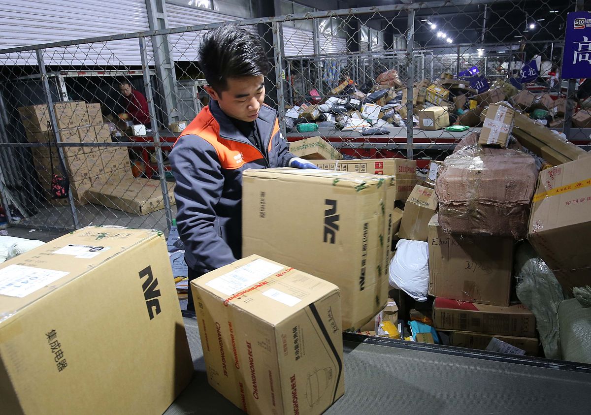 近年来随着技术的不断创新和进步物流行业迅速发展而仓库管理优化问题成为了一个不容忽视的关键问题。在这个领域存在着仓库空间利用率低、物流效率低下、货物跟踪和管理不够精细、人力资源管理不善等问题。本文以肇庆市三只松鼠仓库管理问题为研究对象通过对仓库管理的现状和问题进行分析提出了相应的优化措施如流程优化方案、员工管理优化方案、仓库设备管理优化方案等以解决当前存在的问题。本文所提出的优化措施具有可行性和有效