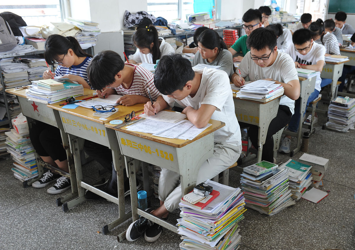 2018年6月3日,在安徽阜阳市三中,即将参加高考的高三学生在抓紧时间复