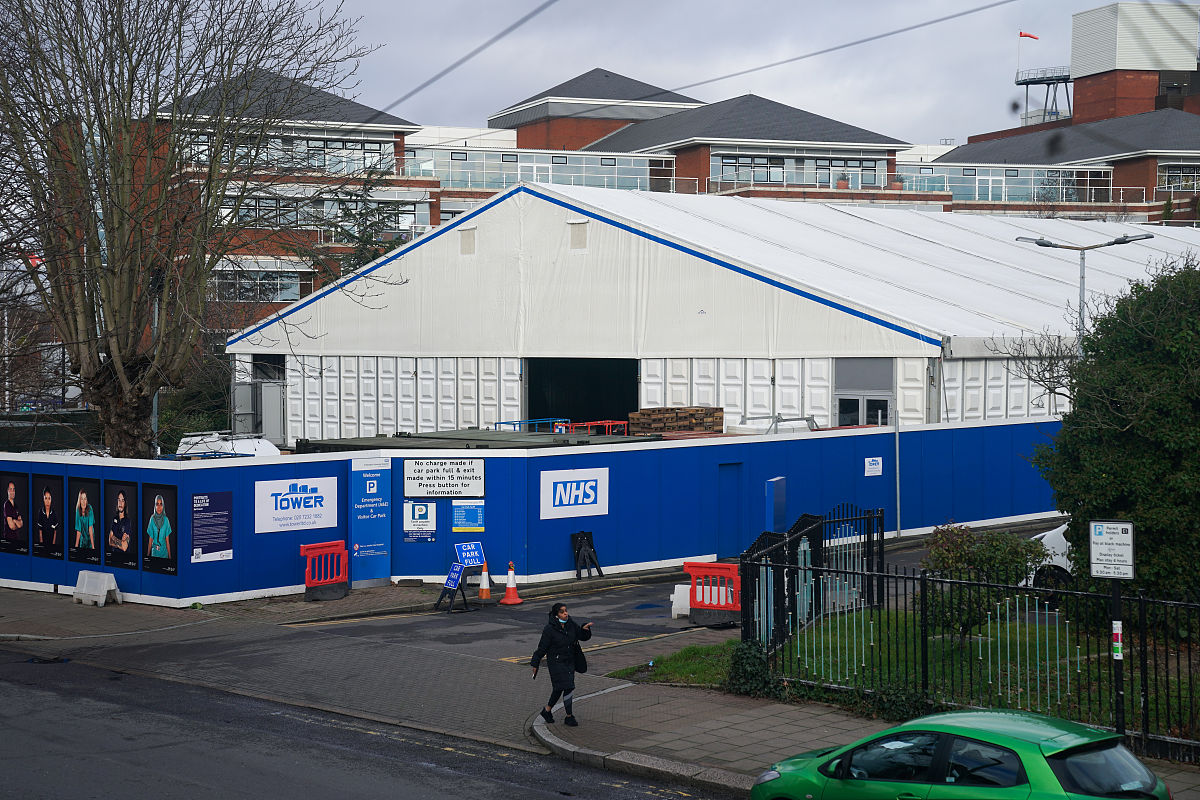 当地时间2022年1月2日,英国伦敦,nhs南丁格尔急救中心正在搭建中.a te