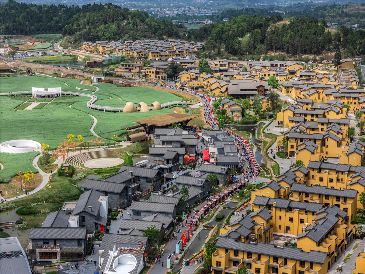 改写20个文案标题14个适合住上一周的旅行小镇每一个都值得一去