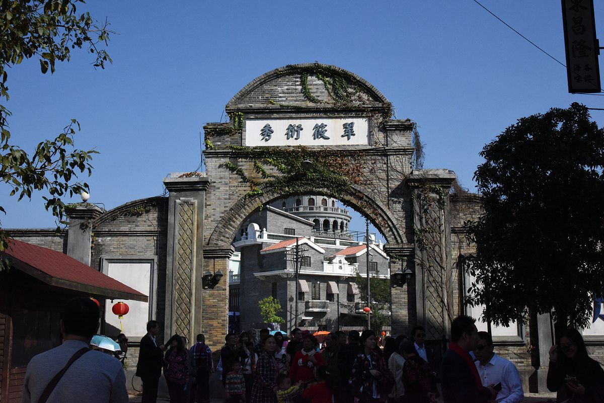 2016年02月09日,海南省海口市,游客们涌进海口观澜湖冯小刚电影公社,