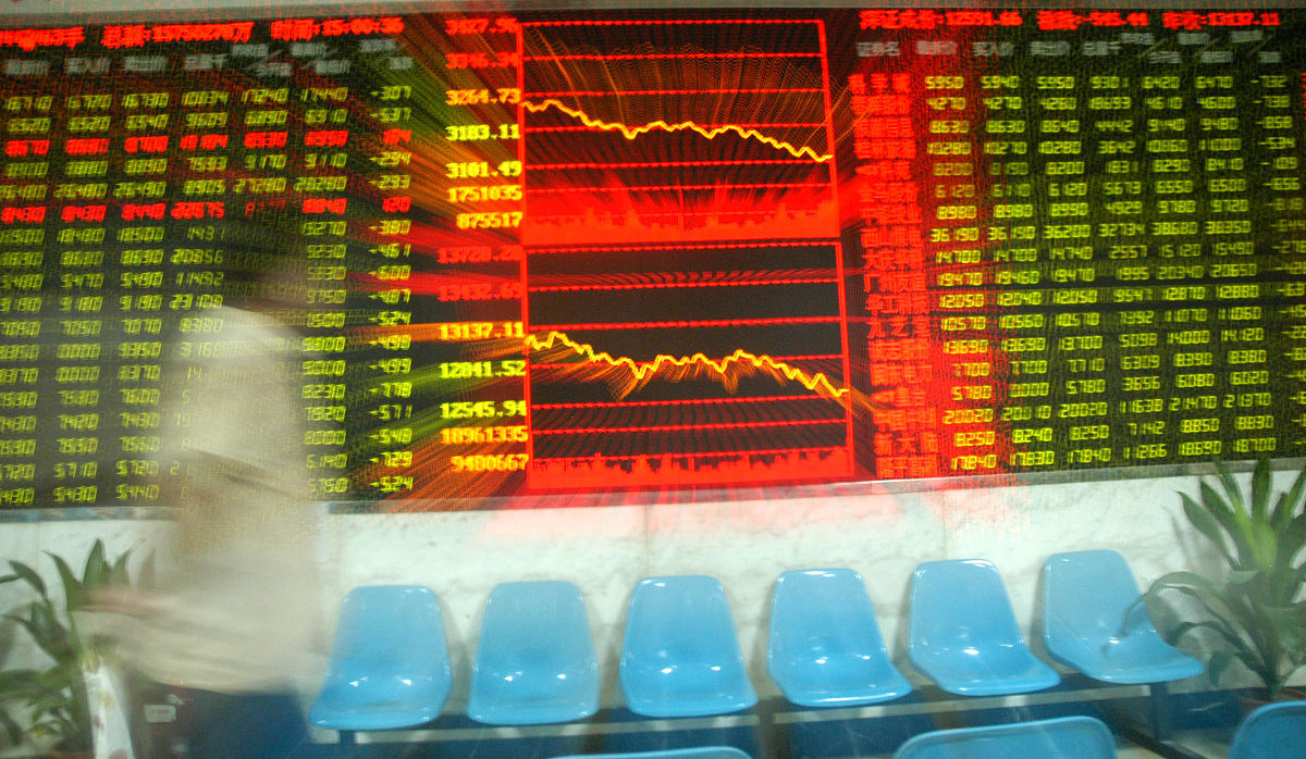 2009年8月12日,福州,证券交易所里的股民正在关注股市行情.