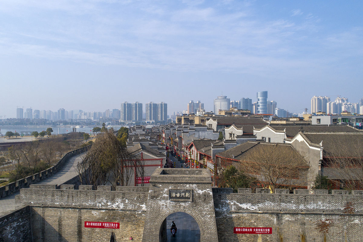 2021年2月10日,湖北省襄阳市,航拍襄阳古城荆州古治街城市风光. 古治