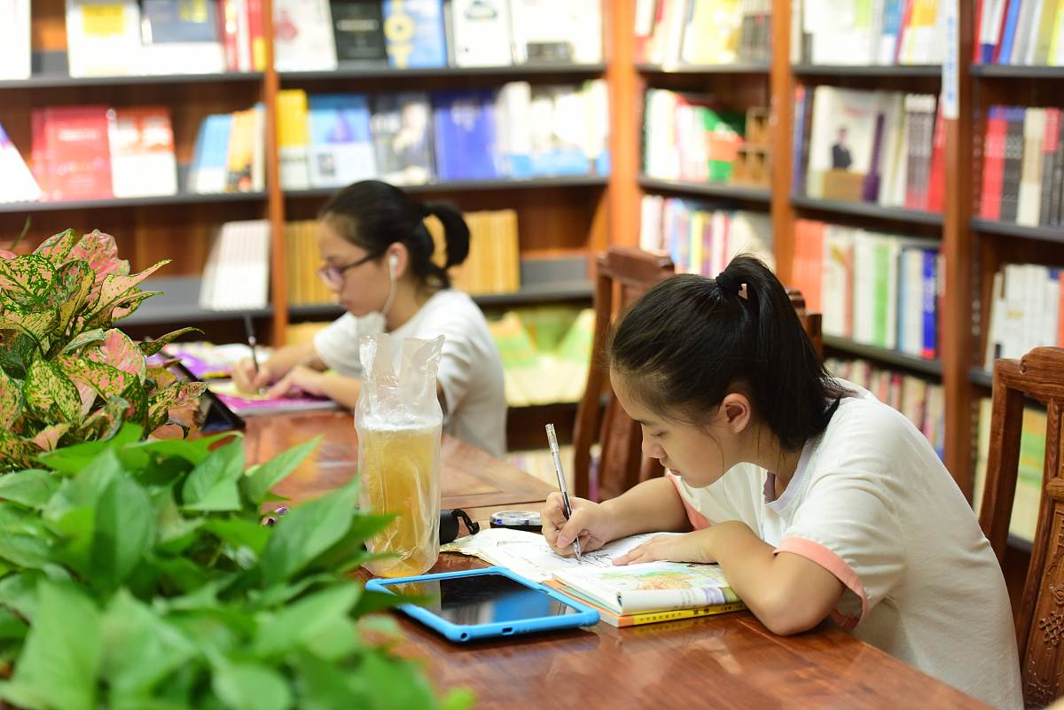 大学生线上线下陪伴学龄儿童共读乡土书籍项目：产业背景及发展潜力