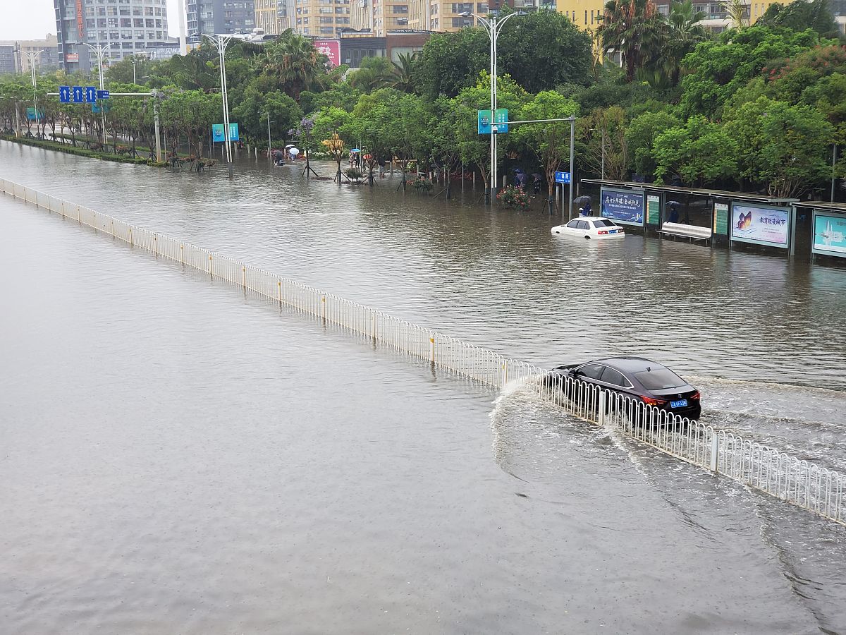 帮我通顺下列句子：随着大湾区高强度的开发上游山洪及区间来水导致城市内河漫溢造成水淹称为洪灾城市中天然雨洪调蓄场所锐减地面硬化也使透水率大幅降低加之短历时强降雨频发造成地表短时的大量积水本地暴雨产流不能及时排出造成的水淹称为涝灾
